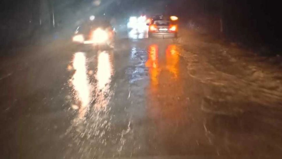 Trafic îngreunat pe DN10, care leagă Buzăul de Braşov. Cantități mari de apă au ajuns pe șosea 