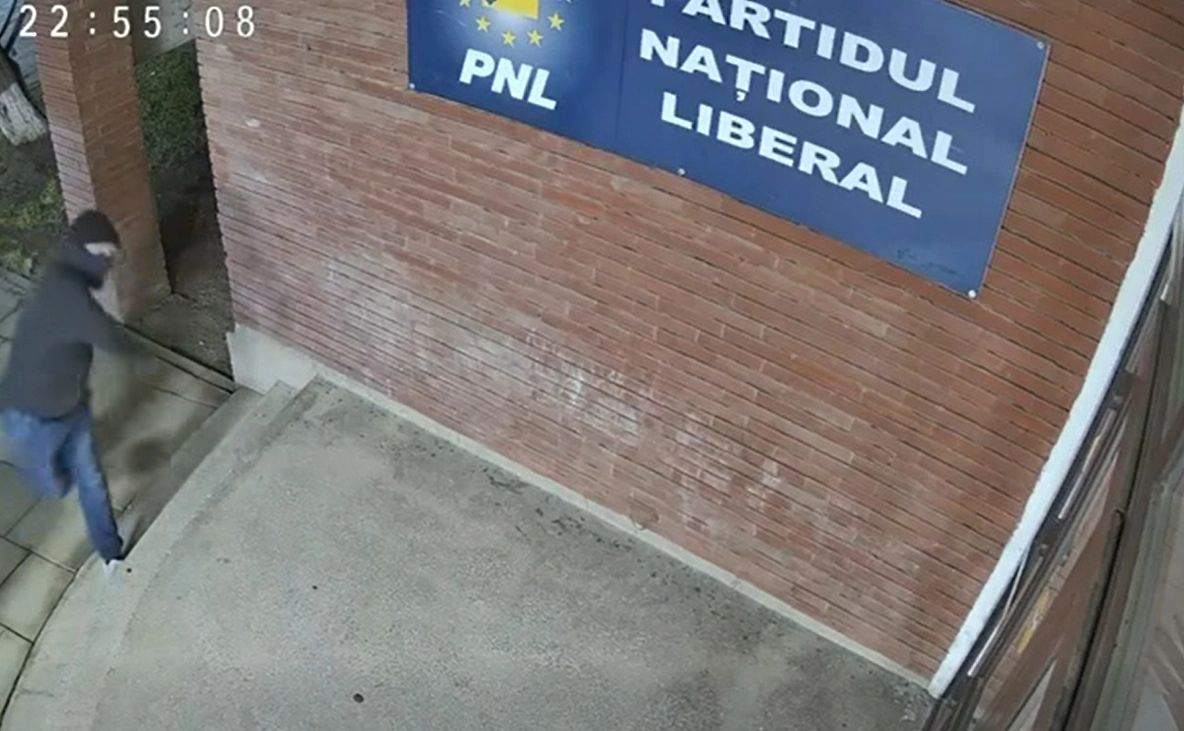 Sediul PNL Hunedoara, vandalizat din nou. Imaginile au fost trimise poliției, pentru identificarea atacatorului- VIDEO