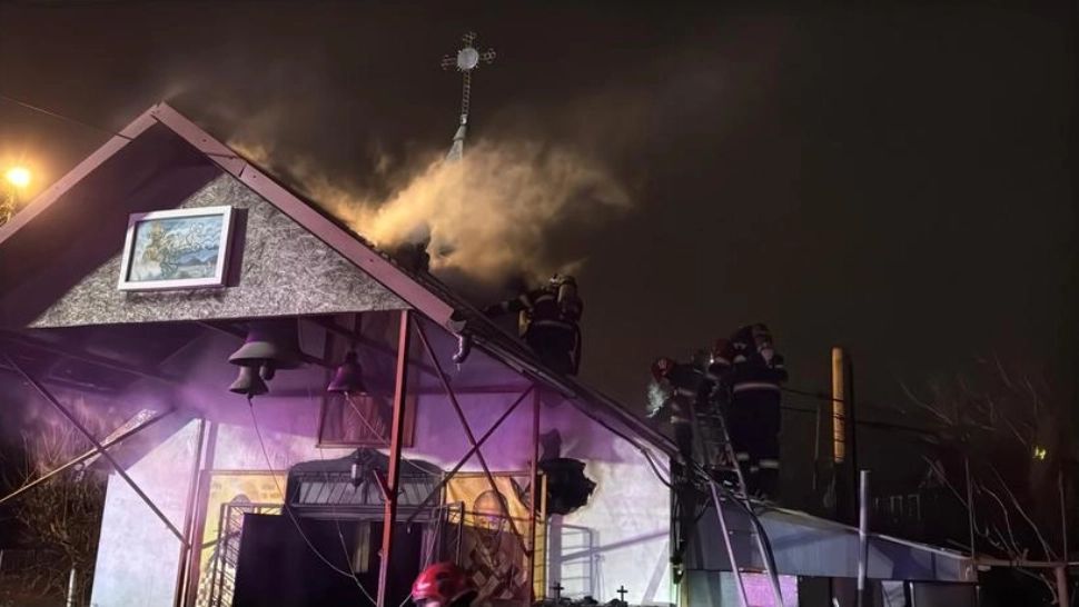 Incendiu izbucnit la o biserică din Tulcea: mobilier și icoane, distruse de incendiu