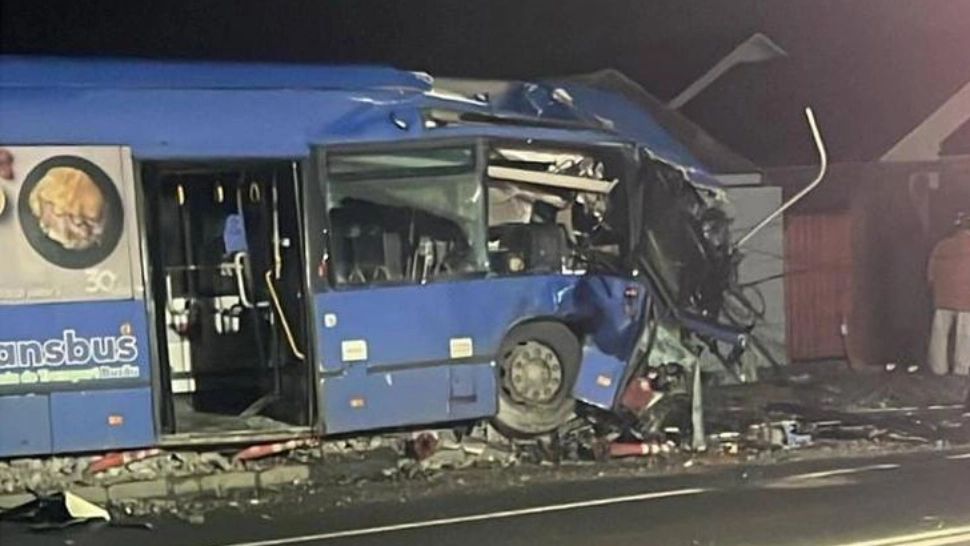 Accident în Buzău. Unui șofer de autobuz i s-a făcut rău și a intrat într-un stâlp. Trei persoane, transportate la spital
