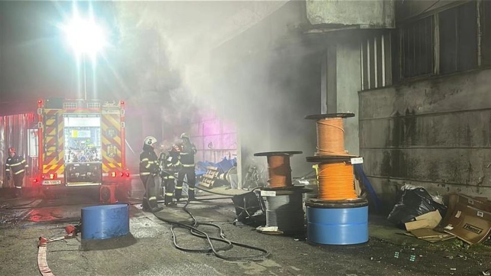 Incendiu puternic la o hală din Tulcea, cu risc de propagare spre blocurile din zonă
