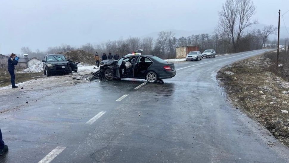 Accident grav în Vâlcea: cinci persoane au ajuns la spital. Un șofer de 18 ani a intrat cu viteză într-o curbă