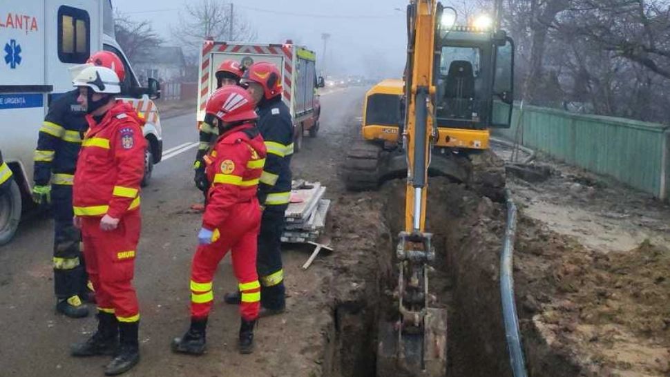Muncitor de 35 de ani, grav rănit în Suceava după ce a fost prins sub un mal de pământ