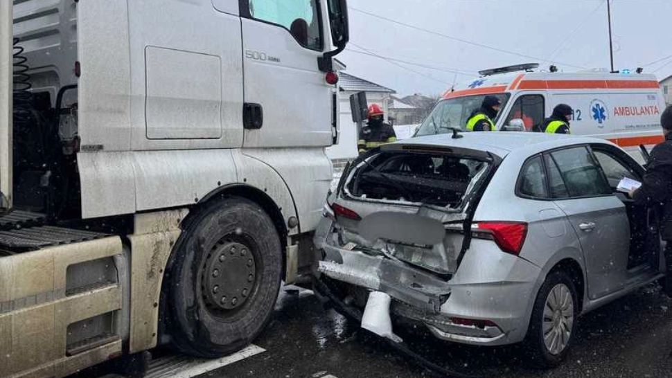 Accident rutier în județul Neamț: copil de 11 ani rănit după impactul dintre un autotren și un autoturism