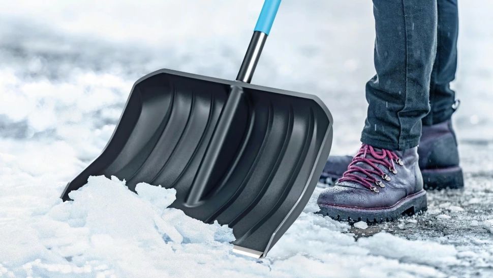 Amenda colosală pe care o riști dacă arunci zăpada pe carosabil. Ce se întâmplă atunci când nu cureți trotuarul din fața blocului 