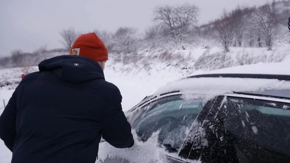 Codul Rutier 2026. Sancțiuni usturătoare pentru șoferii care nu deszăpezesc complet autoturismul VIDEO