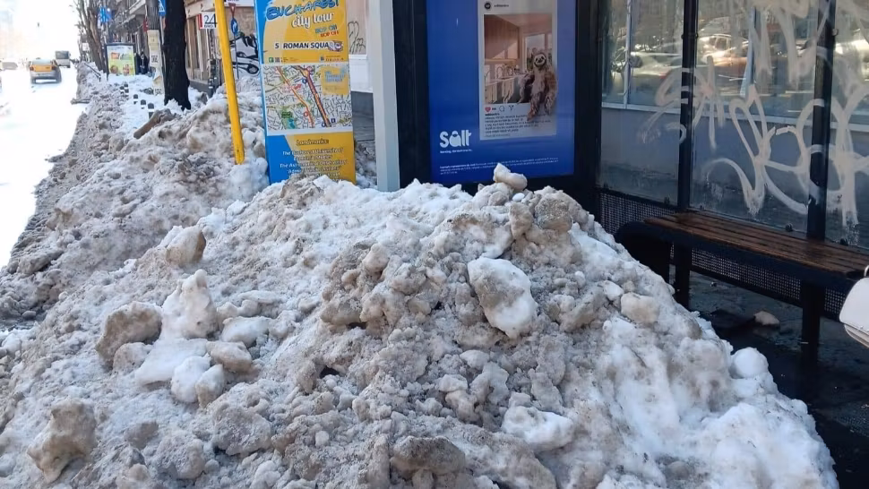 Munți de zăpadă pe trotuarele din Capitală. Indiferență maximă din partea autorităților: oamenii își rup picioarele