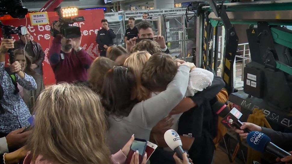 Zborul cu elevii și profesorii blocați în Dubai a ajuns în țară. Cursa, controversată după ce fiica lui Ponta nu a fost lăsată în avion