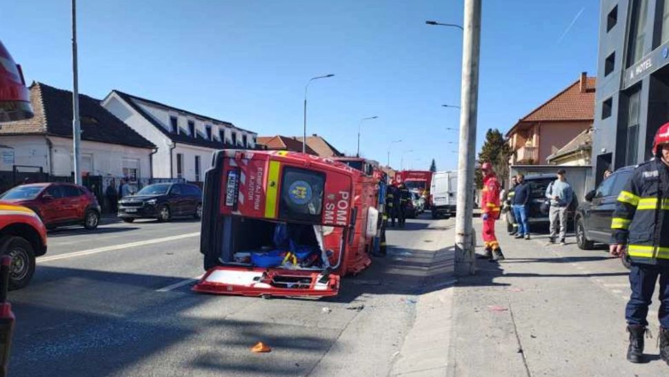 Ambulanță SMURD cu 6 persoane la bord, implicată într-un accident în Sibiu: a fost acctivat PLANUL ROȘU. Imagini dramatice
