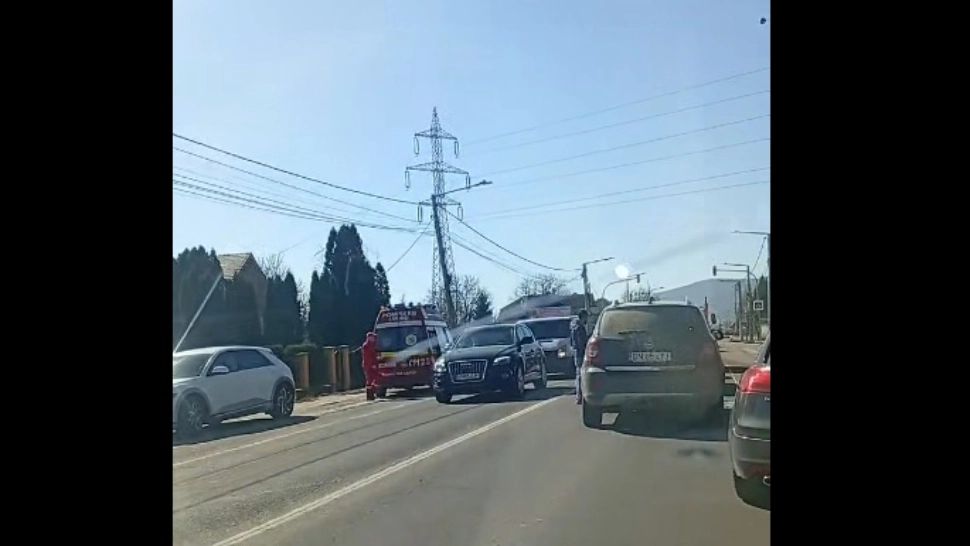 Accident cu 12 persoane în Bistrița-Năsăud: o femeie și doi copii, la spital VIDEO 