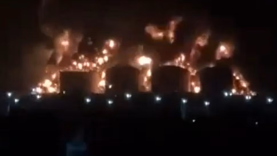 Cel mai mare port din Oman, mistuit de flăcări în urma unui atac cu drone lansat de Iran - VIDEO