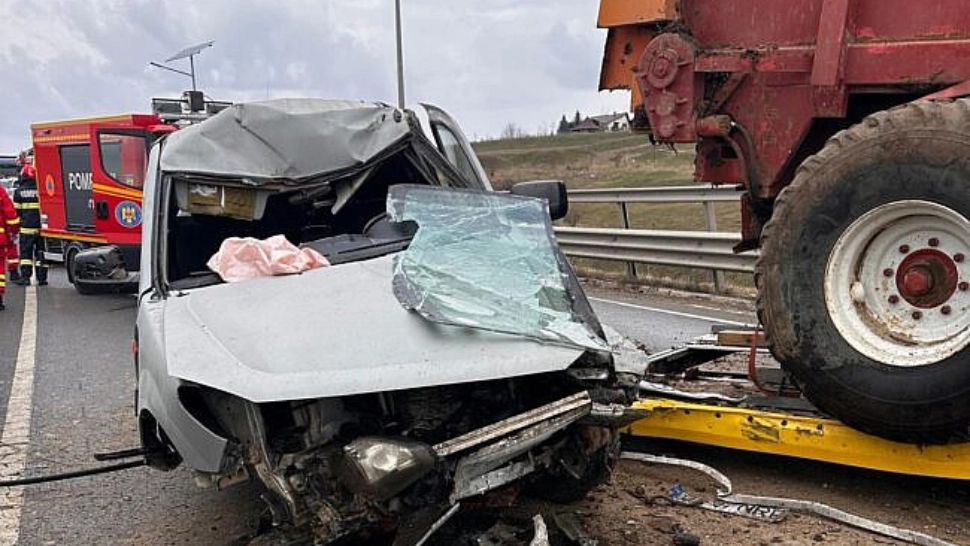Patru persoane rănite într-un accident violent, produs pe centura Sucevei: o victimă, extrasă dintre fiarele contorsionate GALERIE FOTO