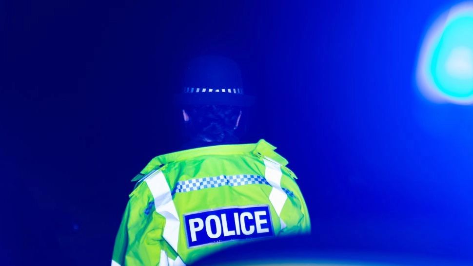 Un milionar de 92 de ani, găsit mort în locuința sa din California. Un suspect a fost reținut