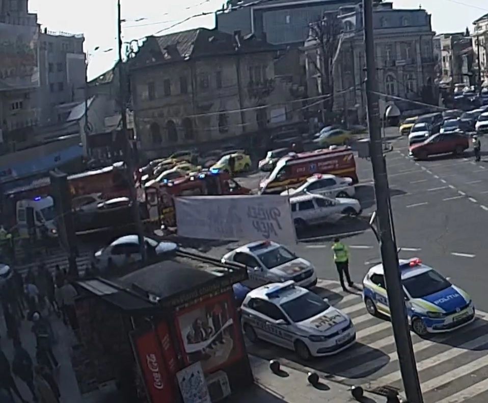 Accident grav la Piața Romană: pieton prins sub mașină, în stop cardio‑respirator - FOTO