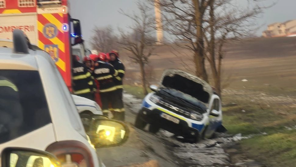 Accident pe DN5, în județul Giurgiu: o autospecială de poliție a ieșit de pe șosea, doi agenți răniți