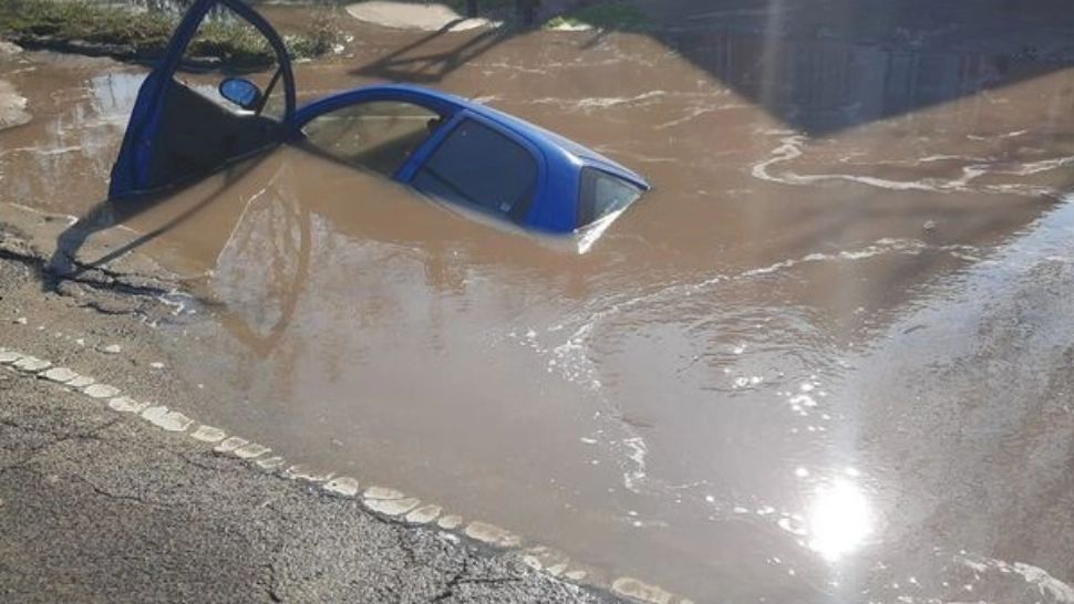 Autoturism înghițit de o groapă uriașă deschisă în asfalt. Incident șocant pe o stradă din Budapesta – FOTO/VIDEO