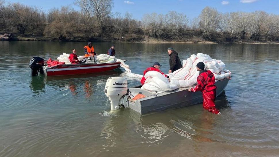 România sprijină Republica Moldova în criza de poluare de pe Nistru. Aproape 9 tone de materiale absorbante și echipe de specialiști trimise în teren