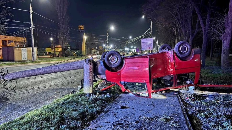 Microbuz răsturnat la intrarea în Giurgiu după impactul cu un stâlp de iluminat