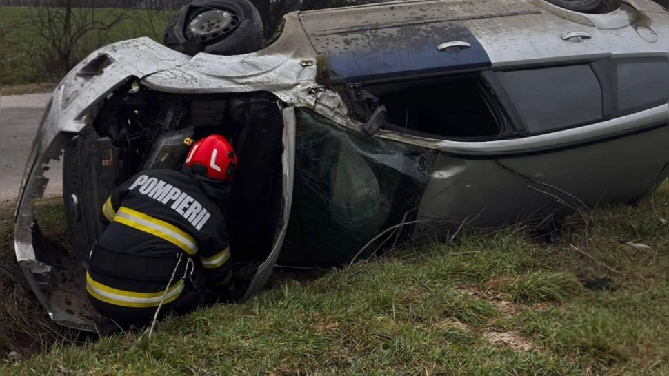 O adolescentă de 17 ani a ajuns la spital după ce mașina în care se afla s-a răsturnat în șanț