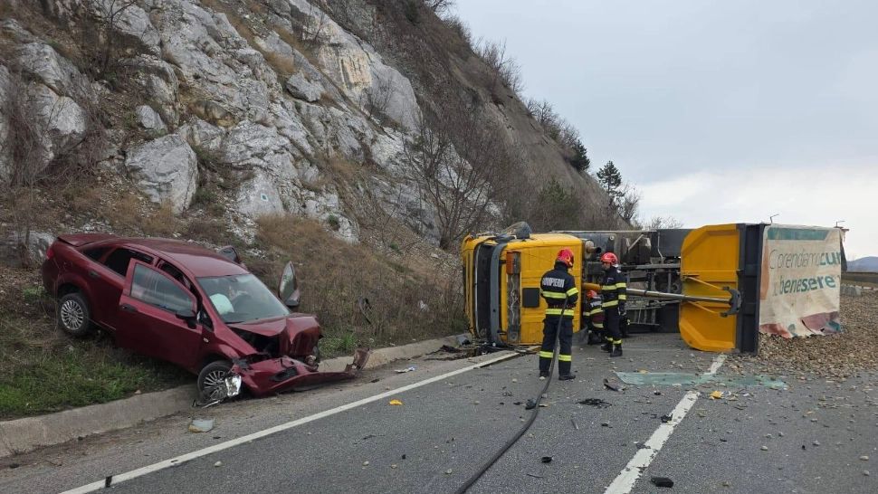 Accident cu cinci persoane implicate pe DN6, între Orșova și Severin. Circulația a fost blocată pe ambele sensuri