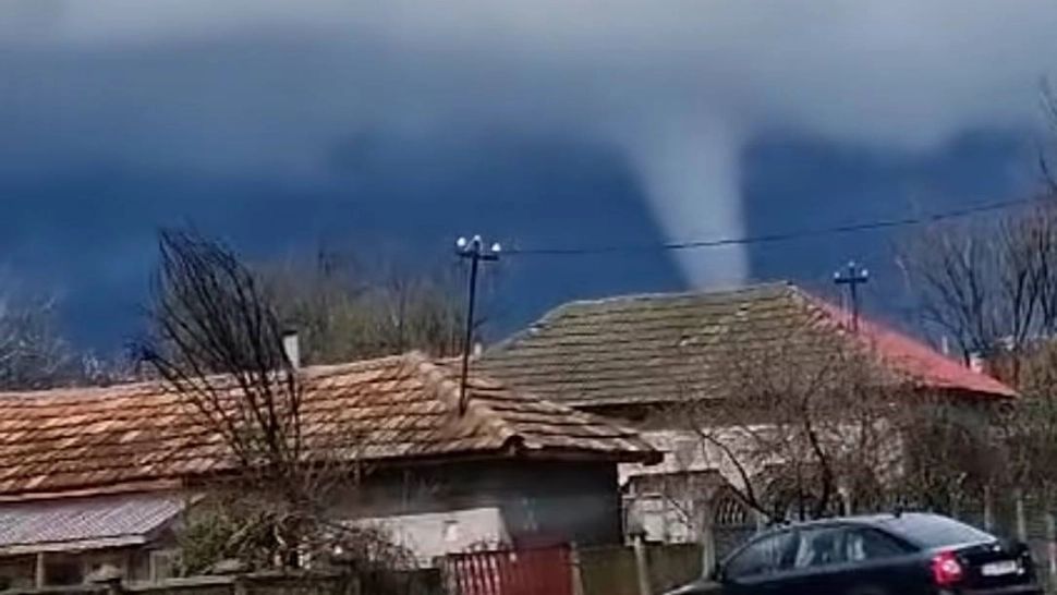 Vremea rea face ravagii în România: o tornadă a apărut în timpul codului portocaliu de furtuni. Fenomenele meteo extreme au pus pe jar sudul țării | VIDEO