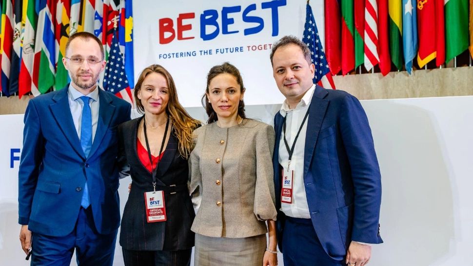 Ținutele Mirabelei Grădinaru, create de Irina Schrotter. Apariție cu elemente de IE la Washington