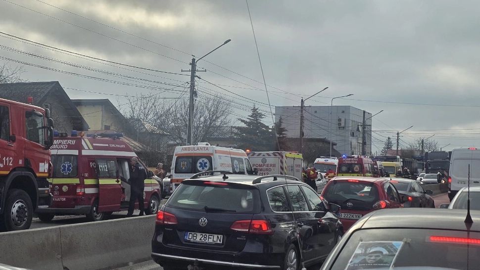 Accident grav între un microbuz cu 14 elevi și un camion. 3 copii, transportați la Spitalul "G. Alexandrescu" din București - VIDEO