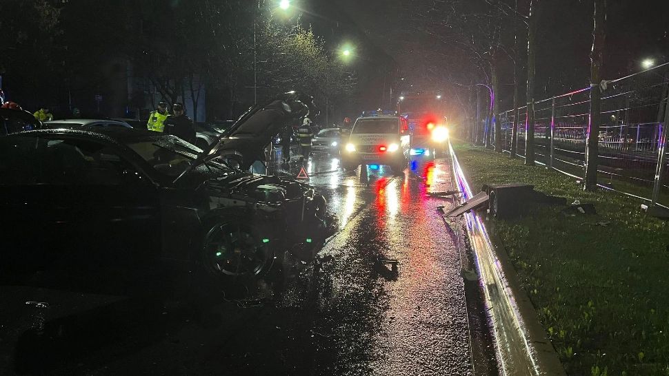 Opt autoturisme avariate după ce un șofer de 20 de ani a pierdut controlul mașinii, pe bulevardul Theodor Pallady din Capitală FOTO&VIDEO