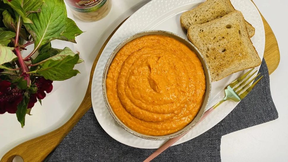 Rețetă de post: pastă de fasole cu ardei copți. Gustare sățioasă și plină de savoare, gata în 10 minute