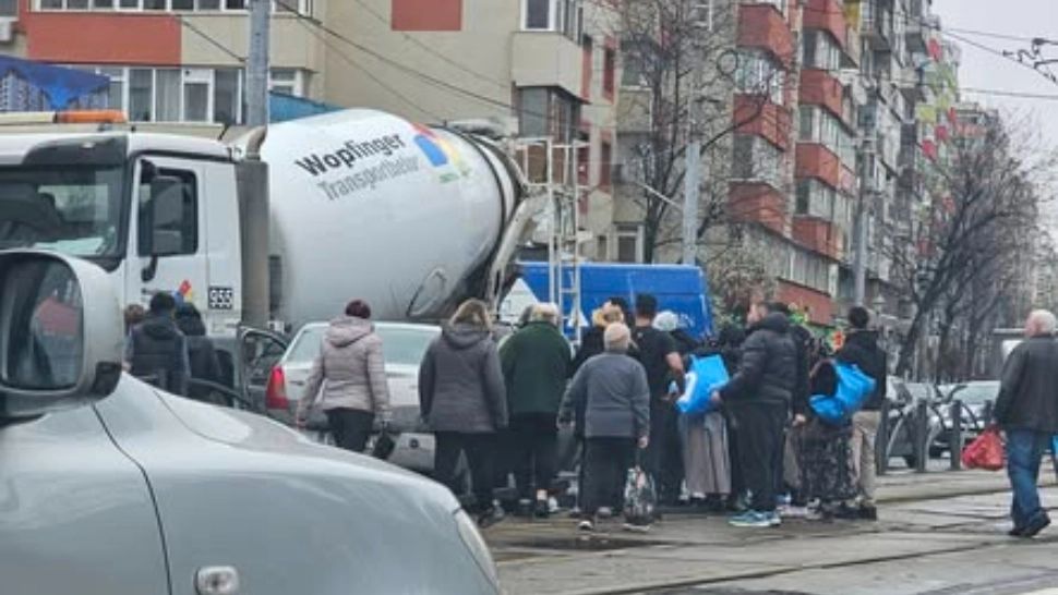 Accident grav între o betonieră și un autoturism la Piața Rahova. Circulația tramvaielor și autobuzelor, afectată - FOTO
