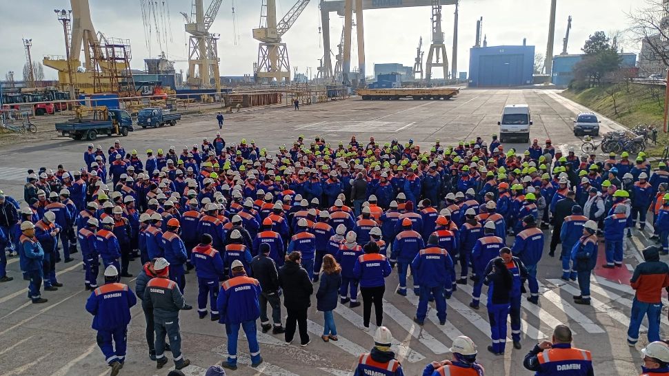 Un nou protest spontan la Șantierul Naval Mangalia. Angajații, disperați că nu mai sunt plățiți de câteva luni, au întreurupt lucrul - VIDEO