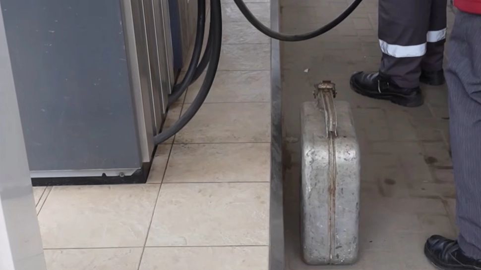 Benzinăriile din Moldova, luate cu asalt: prețurile carburanților au explodat după anunțul că rezervele sunt suficiente pentru doar 20 de zile