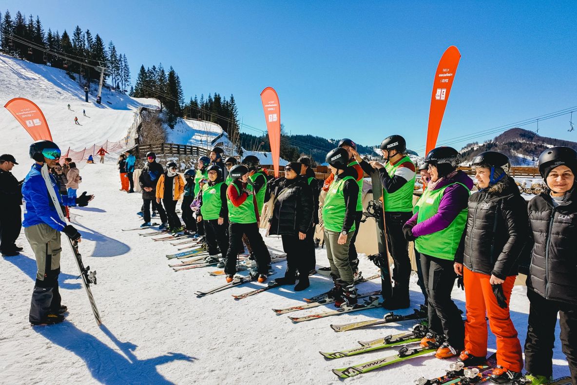 CEO-ul Kaufland coboară pe pârtie alături de persoane cu dizabilități. O donație de echipamente și câteva ore de monitor voluntar — gestul care însoțește un program de integrare în muncă cu peste 500 de beneficiari