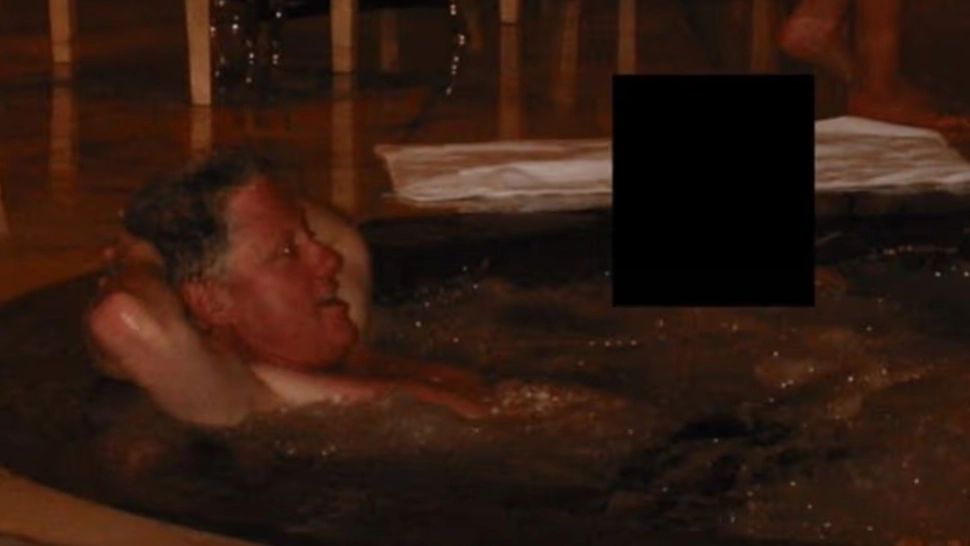 Bill Clinton rupe tăcerea despre fotografia din piscina lui Epstein: „Nu știam că a fost făcută”