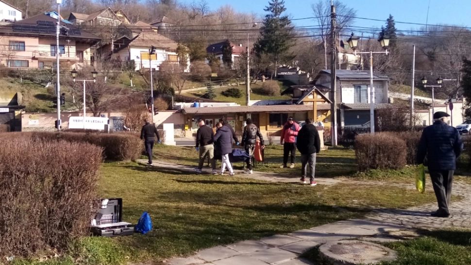 Bărbat de 49 de ani, găsit mort pe o bancă din județul Sibiu. Care ar putea fi cauza decesului. Anunțul Poliției