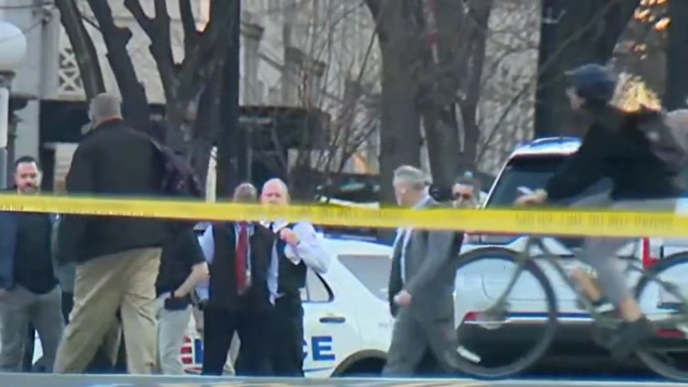 Alertă la Casa Albă: o dubă a intrat în poarta de securitate. Poliția a împânzit zona iar șoferul a fost reținut - VIDEO