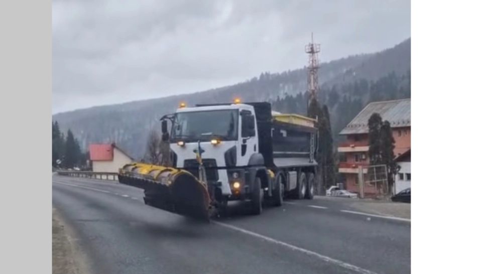 Ninge din nou în România: drumarii au scos utilajele de deszăpezire în Predeal și Cheia