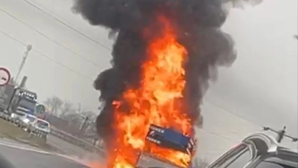 Trafic blocat pe DN1: un autocamion a luat foc. Circulația este oprită pe ambele sensuri - VIDEO