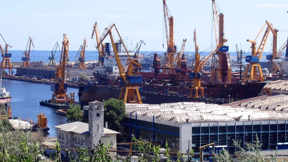 Alarmă în Portul Constanța. O macara plutitoare este aproape de scufundare după un impact cu o navă