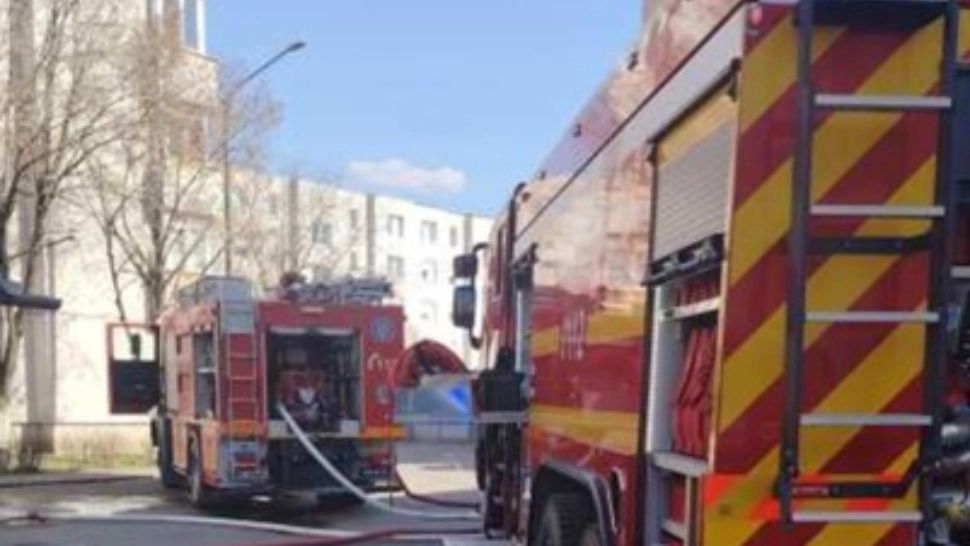 Incendiu într-un apartament din Târnăveni: un bărbat cu arsuri, mai multe persoane evacuate
