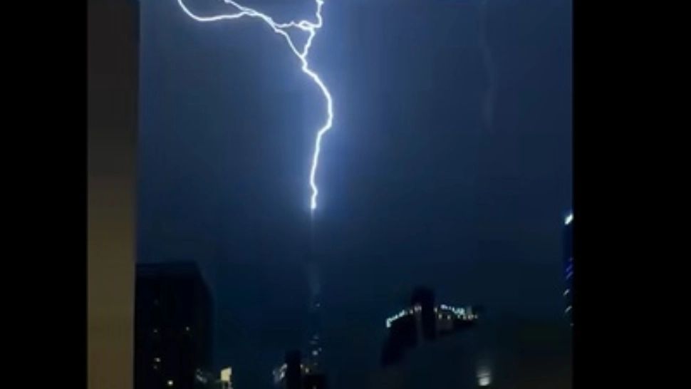 Burj Khalifa, lovit de fulger noaptea trecută: imaginile au devenit virale pe rețelele sociale VIDEO