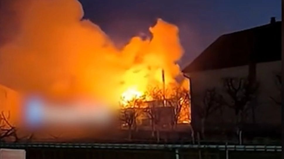 Incendiu devastator în Satu Mare: o casă a ars complet, o femeie salvată în ultimul moment