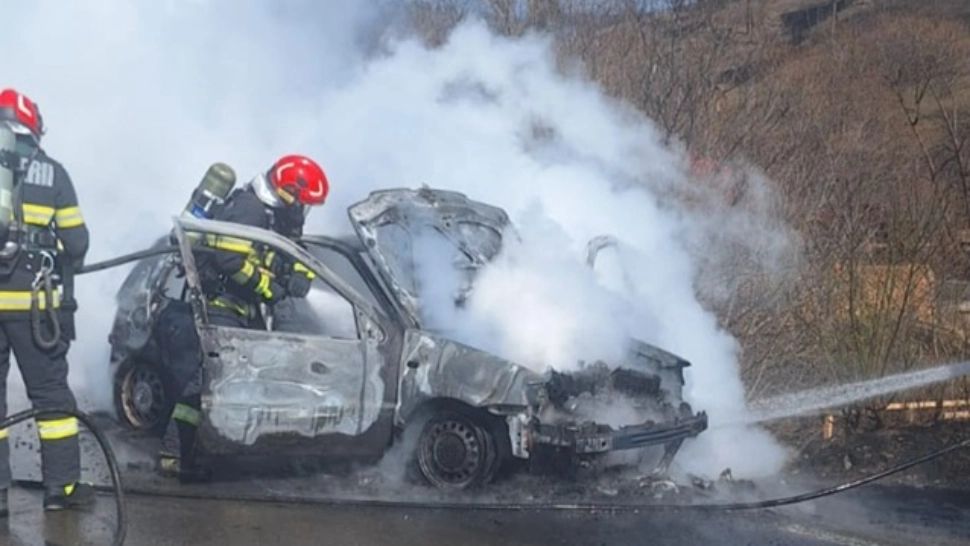 Flăcări devastatoare pe o stradă din Suceava: un autoturism a fost mistuit complet de un incendiu