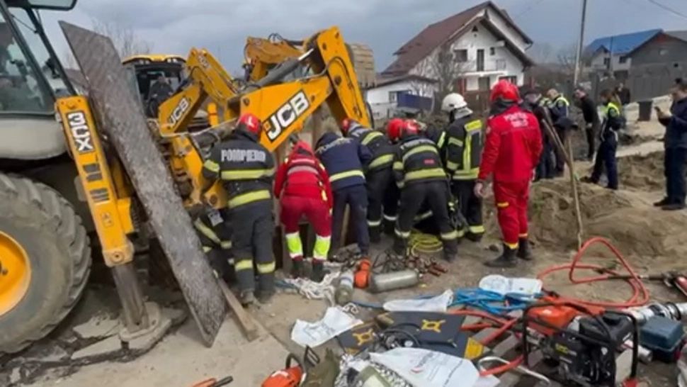 Muncitorul prins sub un mal de pământ în județul Argeș a murit. Pompierii s-au chinuit mai bine de trei ore ca să îl extragă-VIDEO 