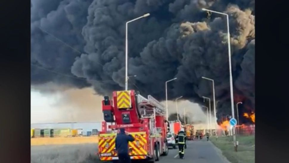 Incendiul de la fabrica de polistiren din Arad, stinsă după o intervenție de aproximativ două ore. Martor: "Focul s-a extins ca o bombă - FOTO&VIDEO