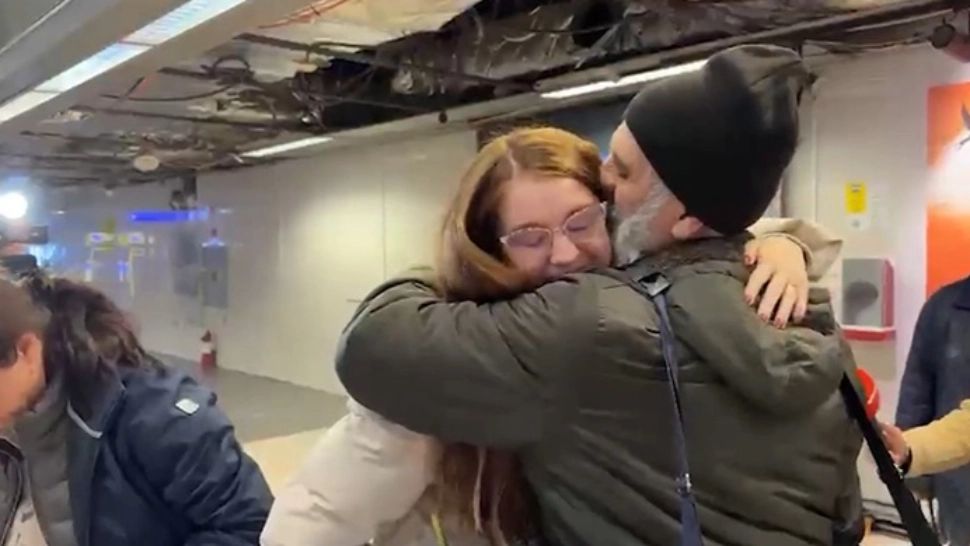 Primii români repatriați după suspendarea zborurilor din Orientul Mijlociu: peste 300 de persoane au ajuns în țară marți dimineață. Imagini emoționante