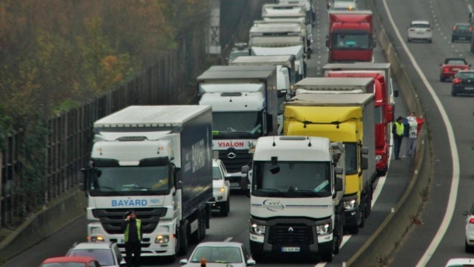 Val de proteste ale transportatorilor francezi, din cauza scumpirii carburanților. Centura Parisului, aproape blocată de autocare și TIR-uri