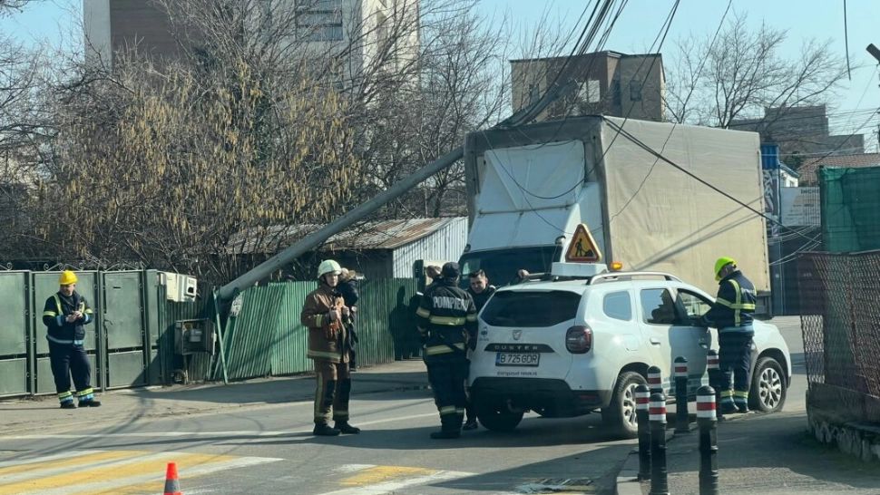 La un pas de tragedie. Un stâlp s‑a prăbușit peste o autoutilitară, pe o stradă din Ploiești - FOTO/VIDEO