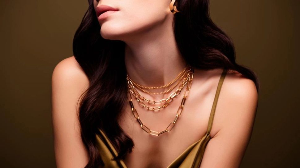 Bijuterii pentru seară: cum să alegi accesorii strălucitoare