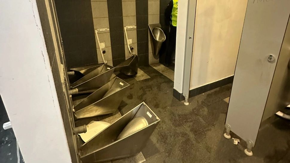 Imagini revoltătoare după derby-ul U Cluj – CFR Cluj: toalete devastate și scaune incendiate pe Cluj Arena - FOTO